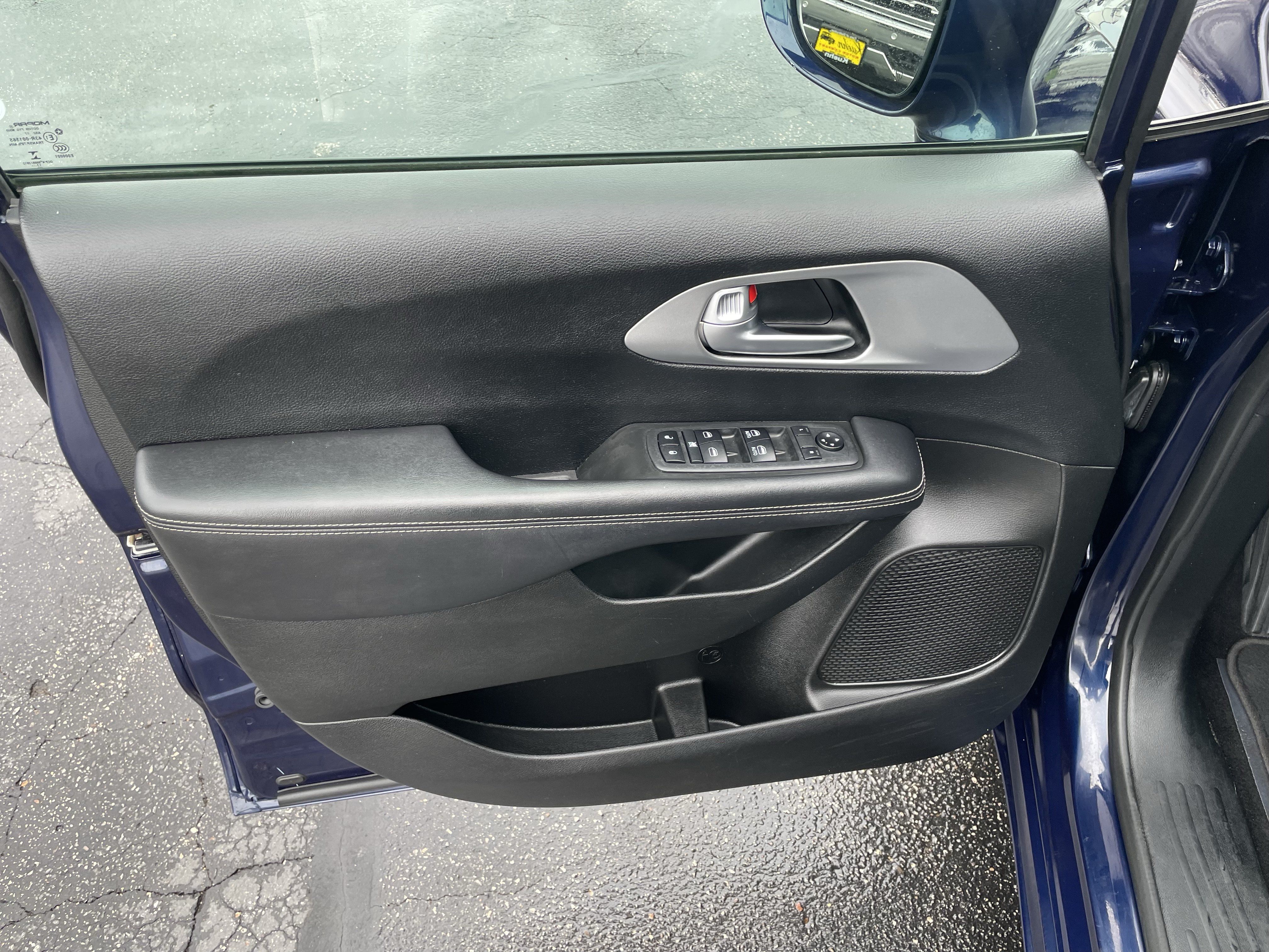 Used 2018 Chrysler Pacifica Touring Plus w/ S Appearance Package FWD image 11