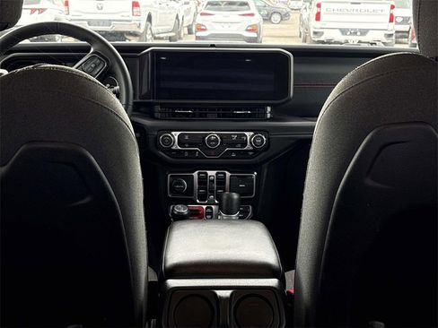 Used 2025 Jeep Wrangler Unlimited Rubicon image 16