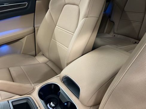 Used 2023 Porsche Cayenne Platinum Edition image 35