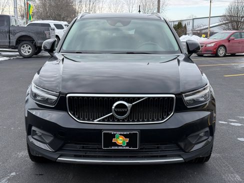 Used 2022 Volvo XC40 T5 Momentum image 3