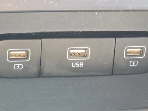 Used 2022 Kia Carnival LX FWD image 6