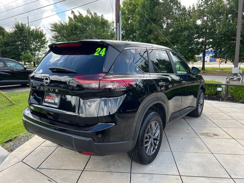 Used 2024 Nissan Rogue S FWD image 11