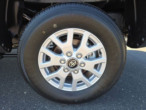 Used 2025 Toyota Tacoma SR5 AWD/4WD image 33