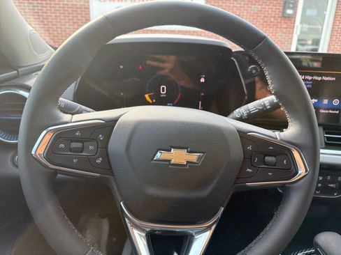 Used 2024 Chevrolet Trax LT w/ LT Convenience Package FWD image 17
