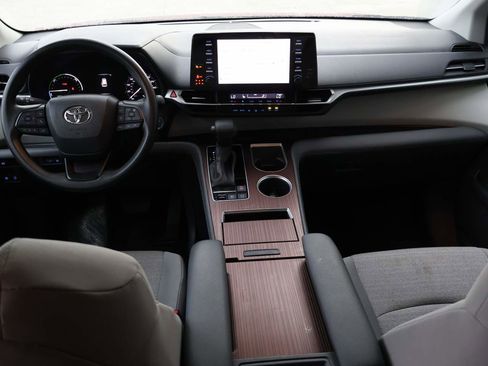 Used 2024 Toyota Sienna LE image 13