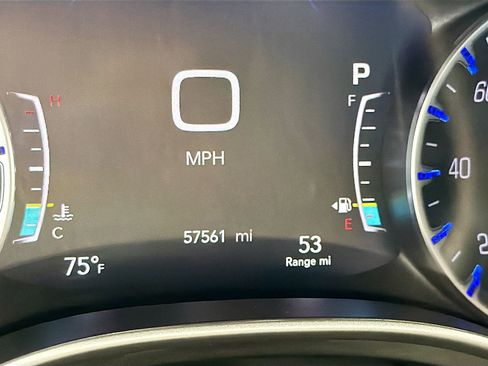 Used 2023 Chrysler Pacifica Touring-L image 8