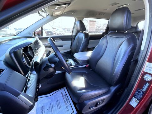 Used 2024 Kia Carnival LX image 11