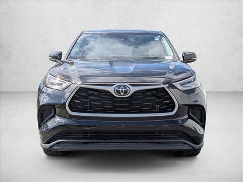 Used 2023 Toyota Highlander L image 2