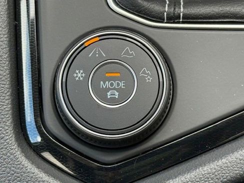 New 2025 Volkswagen Taos SE image 24