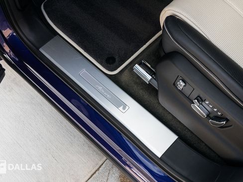 Used 2023 Bentley Bentayga image 23