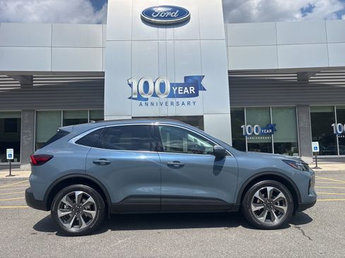 Used 2023 Ford Escape Platinum AWD/4WD image 2