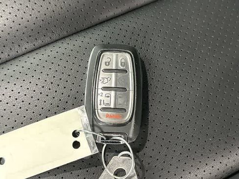 Used 2025 Chrysler Pacifica Select FWD image 32