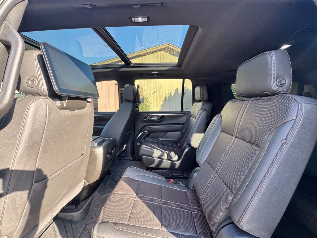 Used 2025 Chevrolet Suburban High Country AWD/4WD image 33