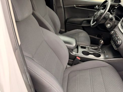 Used 2017 Kia Sorento LX w/ LX Convenience Package image 23