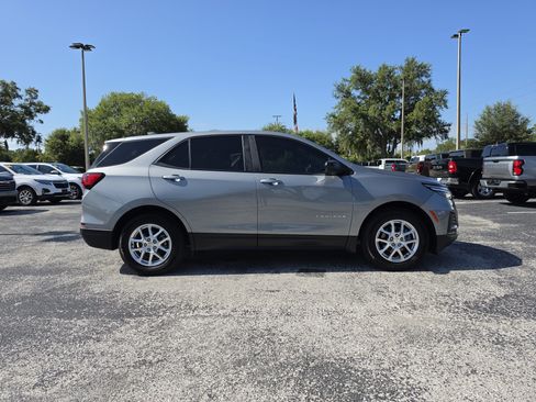 Used 2024 Chevrolet Equinox LS w/ LS Convenience Package FWD image 3