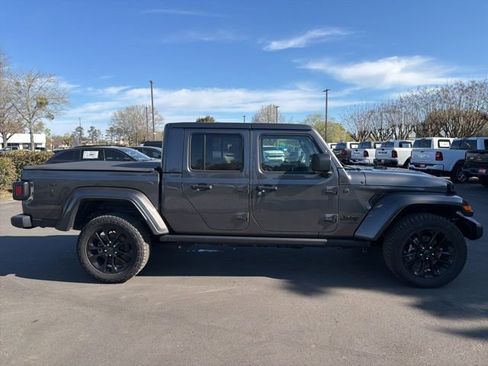 Used 2025 Jeep Gladiator Sport image 2