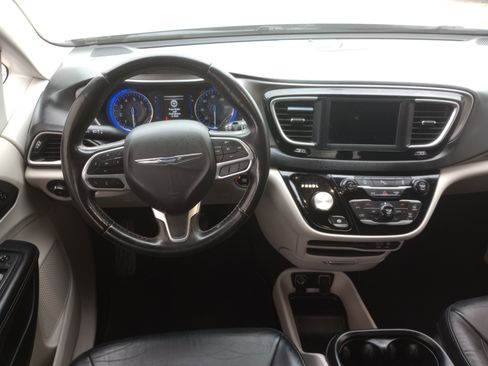 Used 2020 Chrysler Pacifica Touring-L image 9