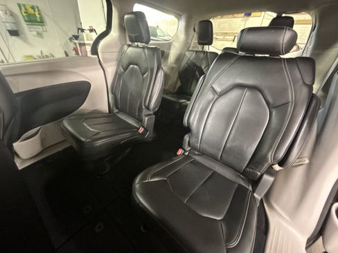 Used 2023 Chrysler Pacifica Touring-L FWD image 25