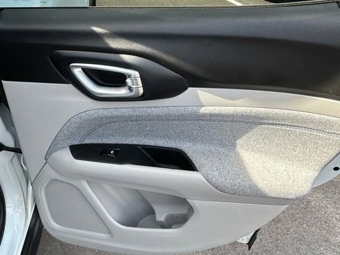 Used 2024 Jeep Compass Latitude image 15