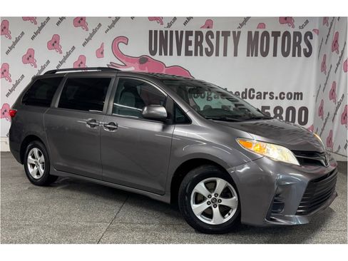 Used 2018 Toyota Sienna LE w/ Carpet Mat Package FWD image 2