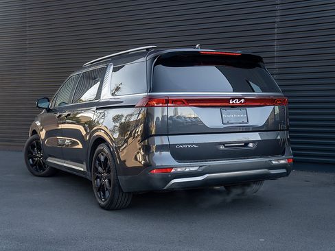 Used 2023 Kia Carnival SX image 3