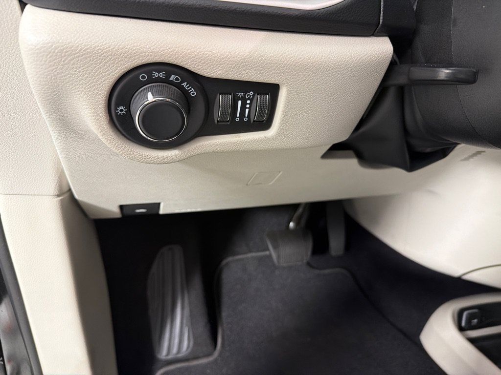Used 2023 Chrysler Voyager LX FWD image 14