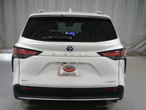 Certified 2025 Toyota Sienna Platinum FWD image 8