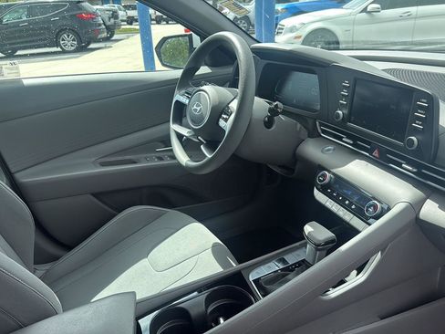 Used 2025 Hyundai Elantra Blue image 31