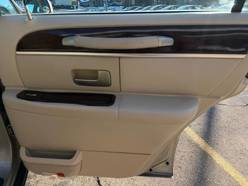 Used 2006 Lincoln Town Car Signature image 15