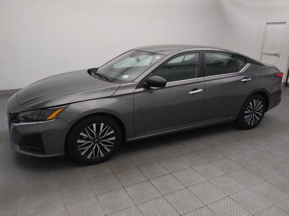 Used 2025 Nissan Altima 2.5 SV FWD image 2