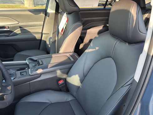 New 2026 Toyota Grand Highlander FWD image 30
