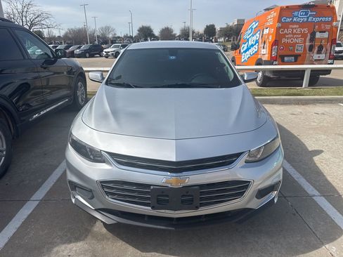 Used 2018 Chevrolet Malibu LT image 2