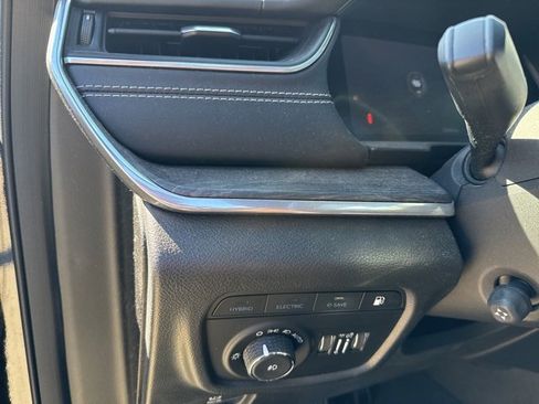 Used 2022 Jeep Grand Cherokee Overland w/ Luxury Tech Group IV image 12