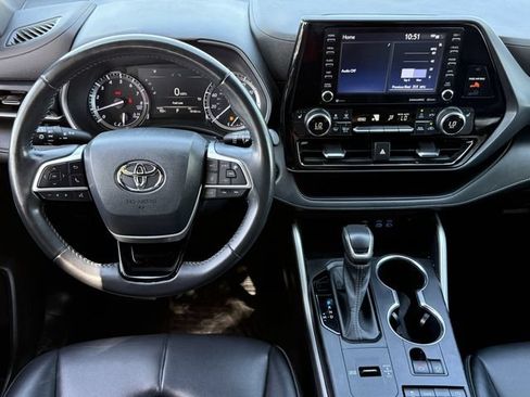 Used 2022 Toyota Highlander XSE FWD image 11