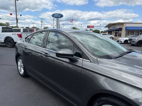 Used 2018 Ford Fusion SE w/ Fusion SE Technology Package FWD image 4