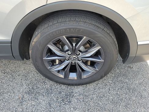Used 2022 Volkswagen Tiguan SE image 40