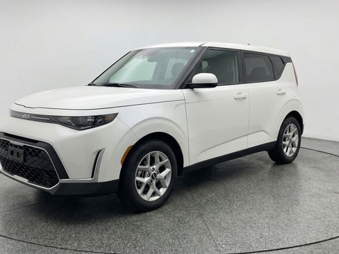 Used 2025 Kia Soul LX w/ LX Technology Package image 3