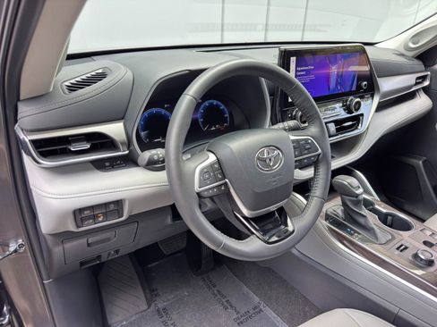 Used 2024 Toyota Highlander Limited AWD/4WD image 14