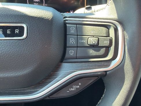 Used 2023 Jeep Wagoneer L Series II AWD/4WD image 11