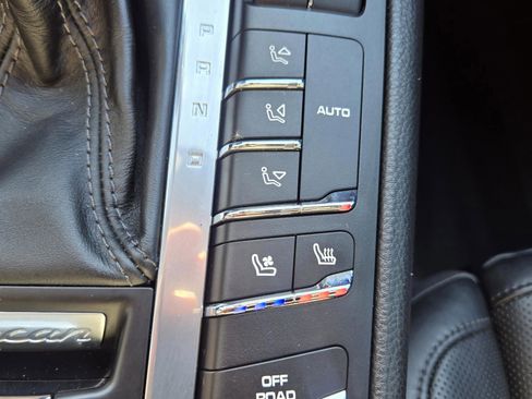 Used 2018 Porsche Macan Turbo image 10