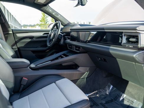 Certified 2025 Porsche Macan 4S Electric AWD/4WD image 25