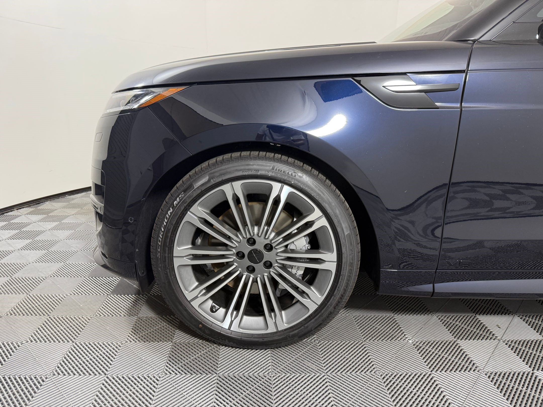 New 2026 Land Rover Range Rover Sport Dynamic SE AWD/4WD image 13