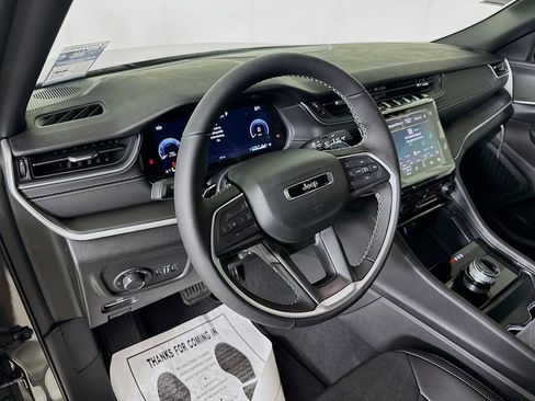 New 2025 Jeep Grand Cherokee L Altitude image 9