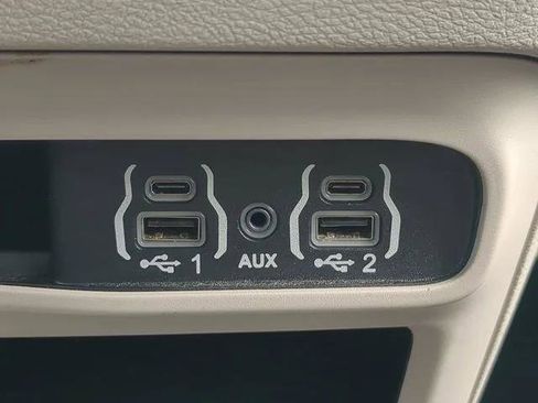 Certified 2023 Chrysler Pacifica Touring-L FWD image 27