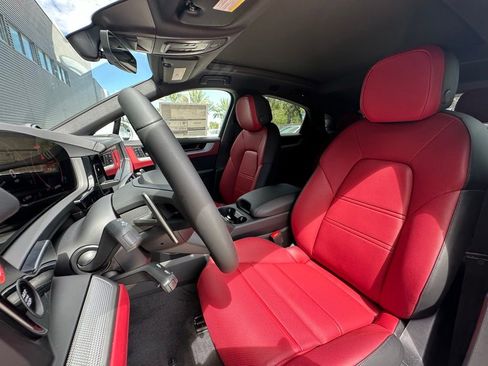 Certified 2025 Porsche Cayenne S image 5