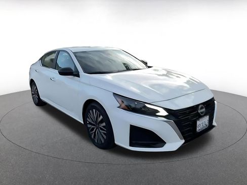 Used 2025 Nissan Altima 2.5 SV image 3