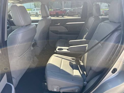 Used 2018 Toyota Highlander XLE AWD/4WD image 10
