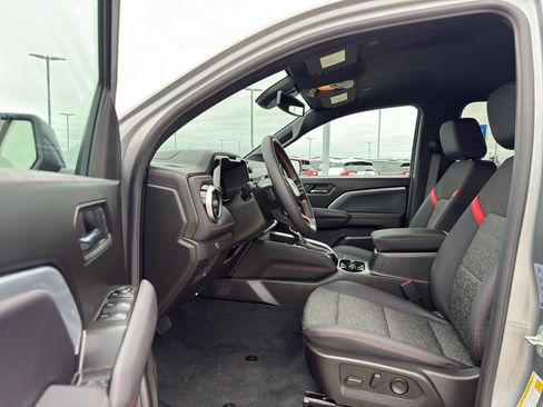 Used 2025 Chevrolet Colorado Z71 w/ Technology Package AWD/4WD image 12