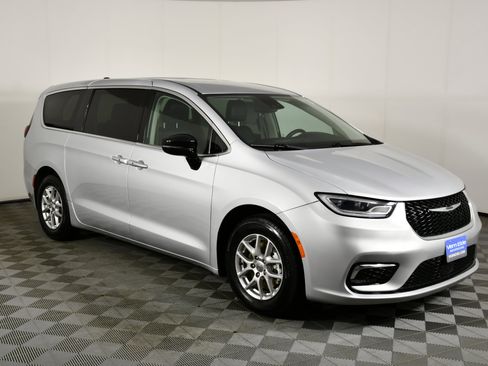 Used 2024 Chrysler Pacifica Touring-L image 4
