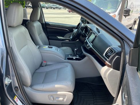 Used 2014 Toyota Highlander Limited w/ Driver Technology Package AWD/4WD image 50
